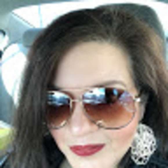Profile Picture of Suzanne Hatcher (@suzannemhatcher) on Poshmark