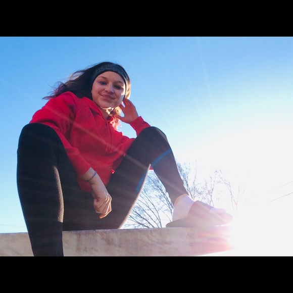 Profile Picture of Alexa Fields (@shopshoes790) on Poshmark