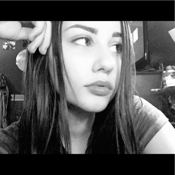 Isabella Urtel - Poshmark Profile Picture of Isabella Urtel (@isabellarayne99) on Poshmark