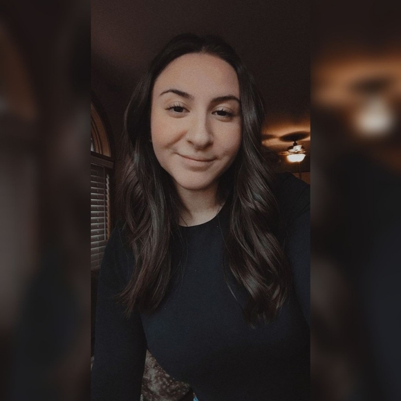 Profile Picture of Amanda Proto (@aproto94) on Poshmark