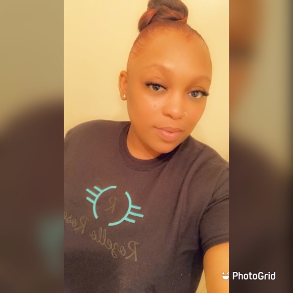 Profile Picture of Ashley Scurry (@ashloves33) on Poshmark