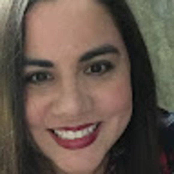 Profile Picture of Lenee Bookhardt (@ltbookhardt) on Poshmark