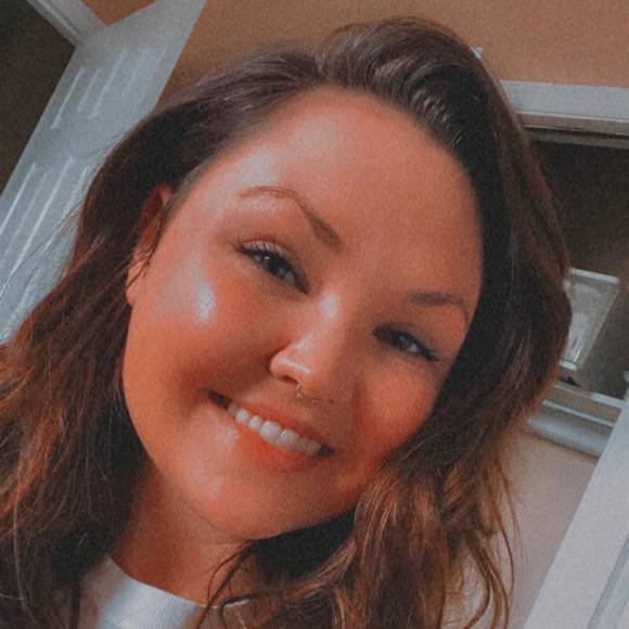 Profile Picture of Carrie Campbell (@carriecmpbl22) on Poshmark