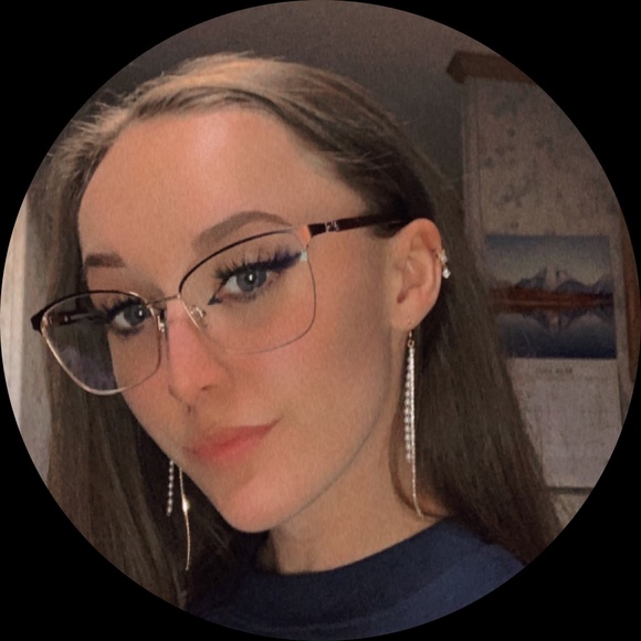 Profile Picture of Amanda Goode (@unique11art) on Poshmark