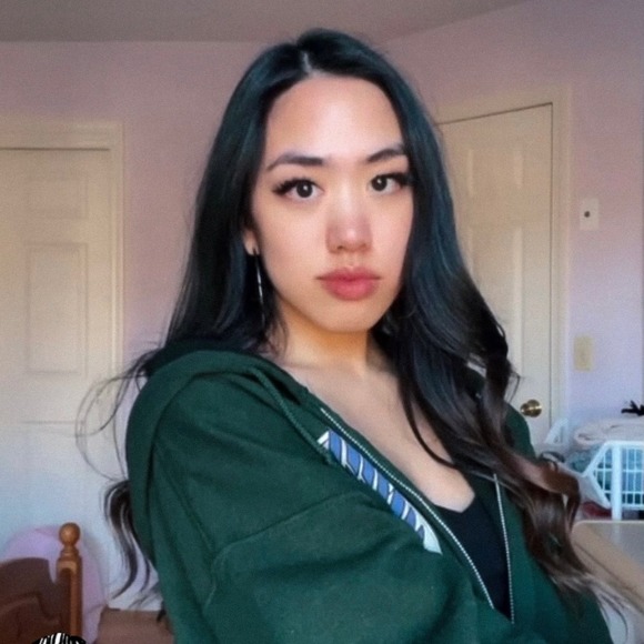 Profile Picture of Julianne Lin (@juliannelin) on Poshmark