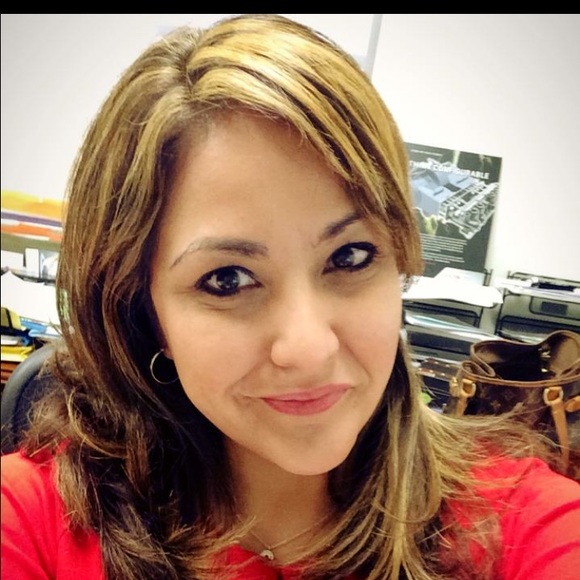 Profile Picture of Lucy Gill (@gillhdz) on Poshmark