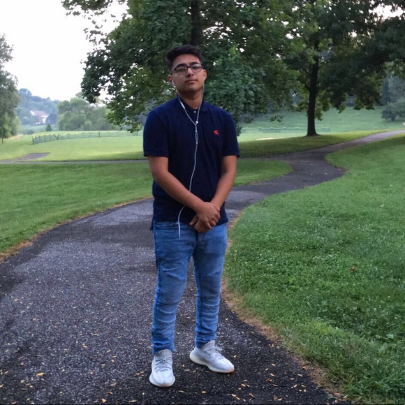 Profile Picture of Alex Castro (@alexcastro45) on Poshmark