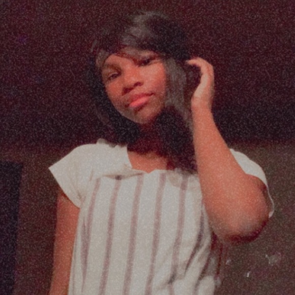 Profile Picture of Roniya Spraggins (@softieeniyah) on Poshmark