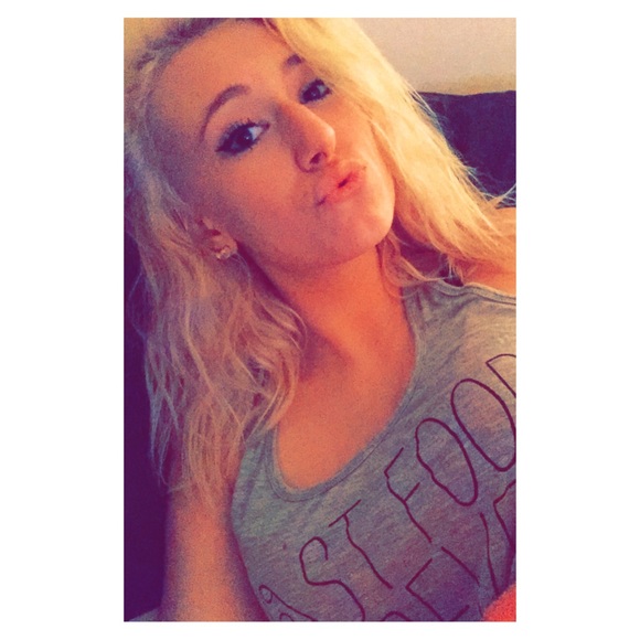 Profile Picture of Angie Falter (@angggf) on Poshmark