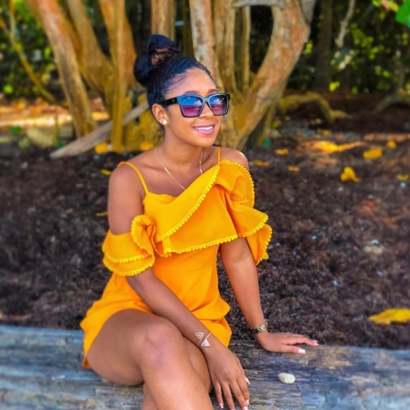 Profile Picture of Gen Watters (@alohagenesia) on Poshmark