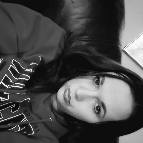 Profile Picture of Katie Arnell (@katie_arnell) on Poshmark