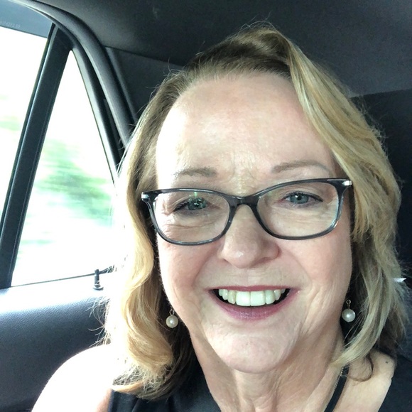 Profile Picture of Renee Sands (@iamsands) on Poshmark