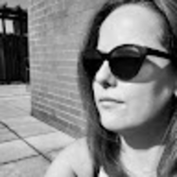 Profile Picture of Wendy Layton (@wendylayton192) on Poshmark