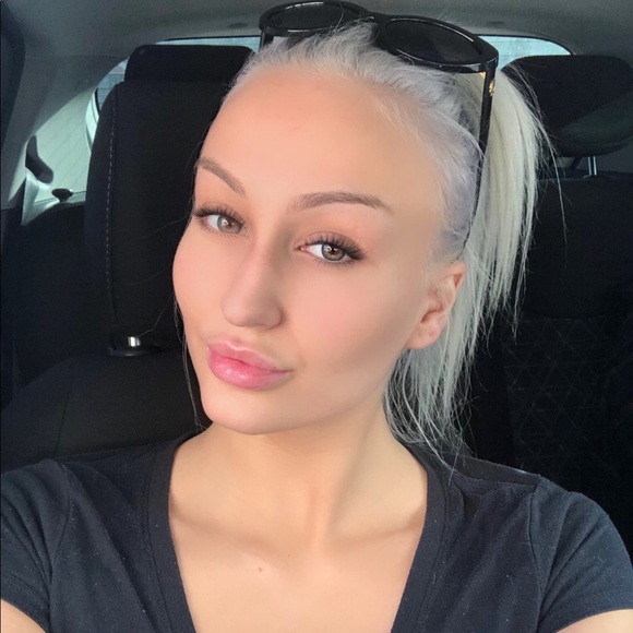 Profile Picture of Isabelle Legault (@tawneycavannixo) on Poshmark