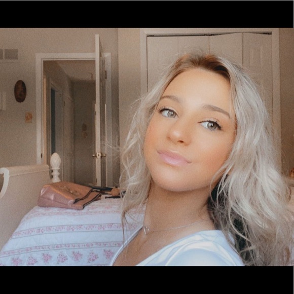 Profile Picture of Ava Stufflet (@avastufflet766) on Poshmark