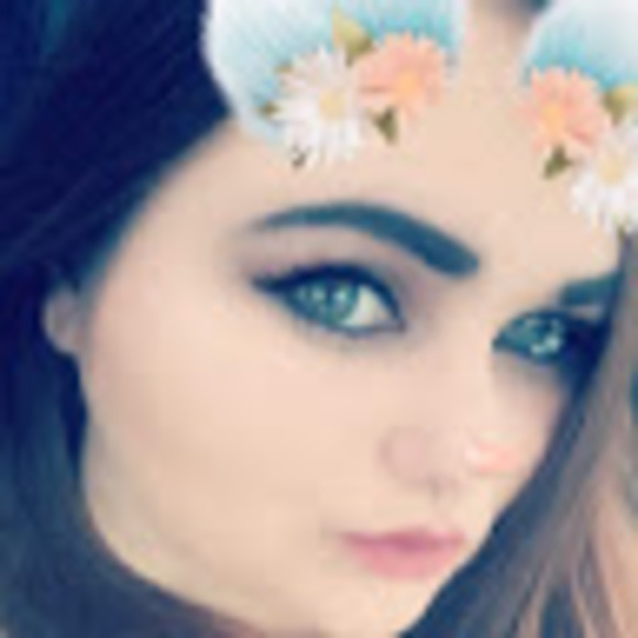 Profile Picture of April Mcrae (@angellea0407) on Poshmark