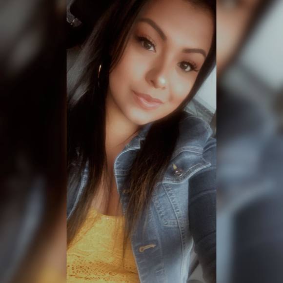 Profile Picture of Anayeli Alvarez (@anayelia) on Poshmark