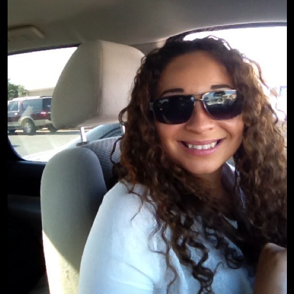 Profile Picture of Camaria Buffington (@buffingtonca) on Poshmark