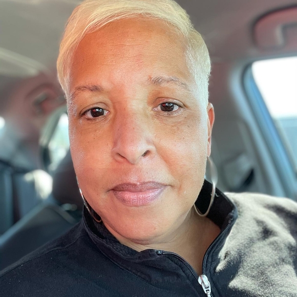 Profile Picture of Robin Daniel (@rpepperskent) on Poshmark