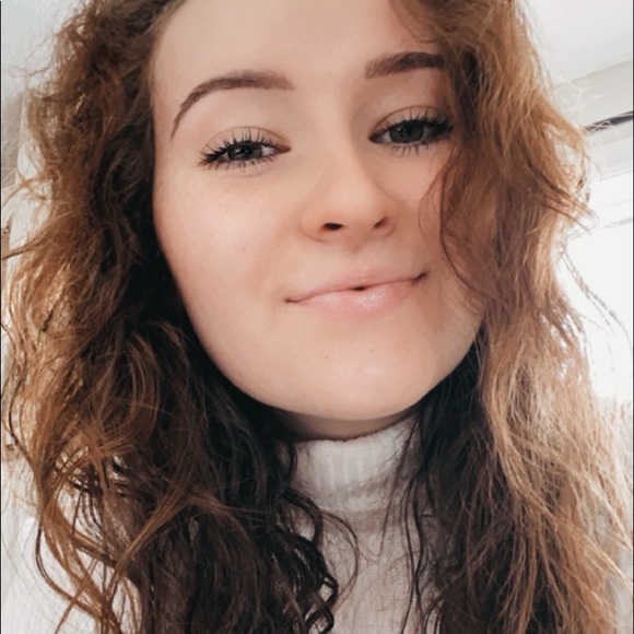 Profile Picture of Danielle Bushell (@danielle8878) on Poshmark