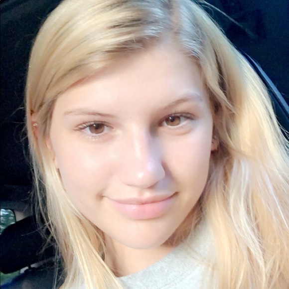 Profile Picture of Eva Jakubowicz (@evajakubowicz) on Poshmark