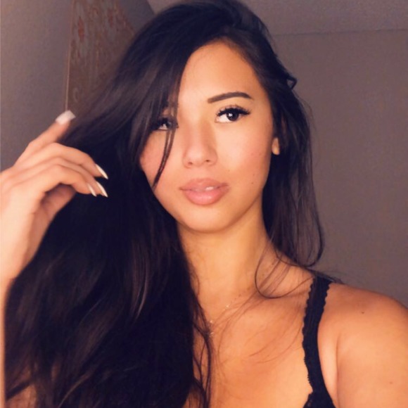 Profile Picture of Ellie Legner (@elisalegner) on Poshmark