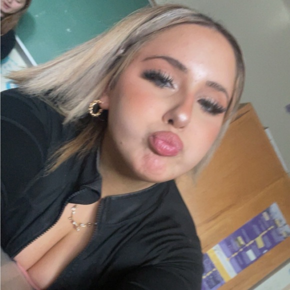 Profile Picture of Adrianna Buffery (@bufferyadrianna) on Poshmark