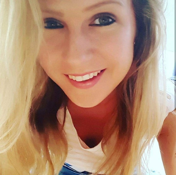 Profile Picture of Ivana Jones (@ivijones) on Poshmark