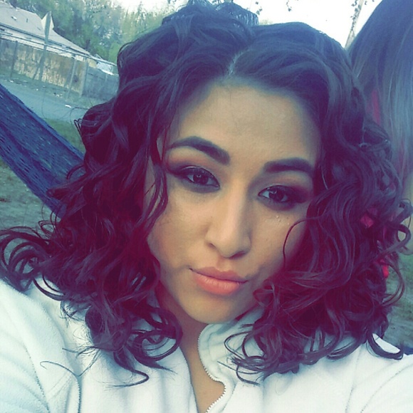 Profile Picture of Daniela Zapata (@daniz965) on Poshmark