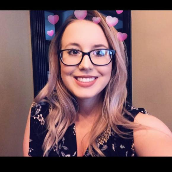 Profile Picture of Starr Shoup (@shoupstarr) on Poshmark