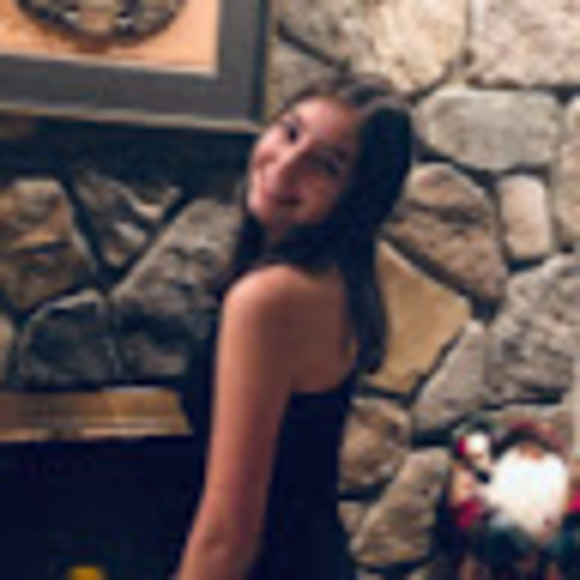 Leah Berzak - Poshmark Profile Picture of Leah Berzak (@22_lberzak) on Poshmark