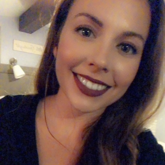 Profile Picture of Amanda Mello (@amandamello1229) on Poshmark