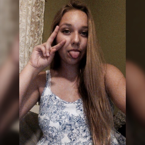 Profile Picture of Sarah Muravez (@sarahmuravez) on Poshmark