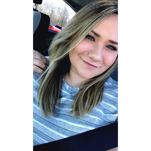 Profile Picture of Zoey Heitkotter (@zoey_heitkotter) on Poshmark