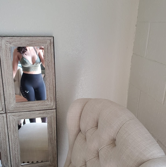 Profile Picture of Anayeli Alvarez (@anayelialvar298) on Poshmark