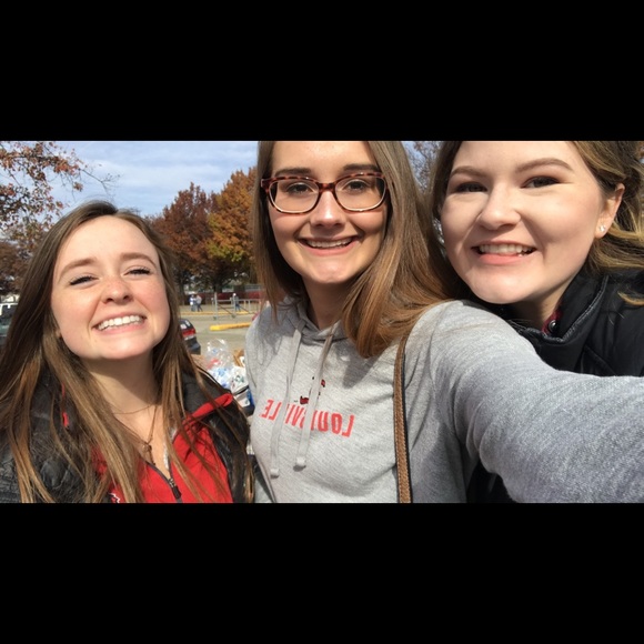 Carleigh Fleischmann - Poshmark Profile Picture of Carleigh Fleischmann (@carleigh_paige) on Poshmark