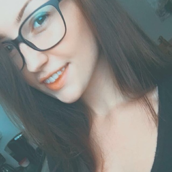 Profile Picture of Angela Kinnear (@angelakinnear) on Poshmark