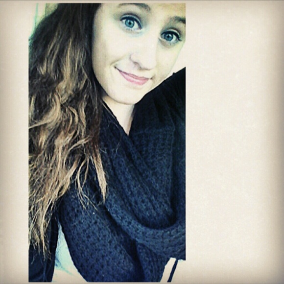 Profile Picture of Ariel Barnette (@ariieell) on Poshmark