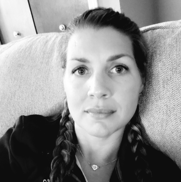 Profile Picture of Jen Deister (@jendeister) on Poshmark