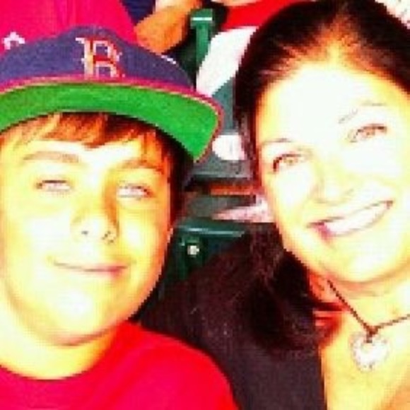 Profile Picture of Heidi Simone-howe (@heidisimone) on Poshmark