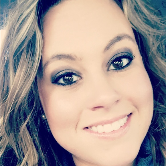 Profile Picture of Nicole Newhoff (@nicolenewhoff) on Poshmark