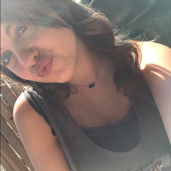 Profile Picture of Sunni Wynne (@sunni_wynne) on Poshmark