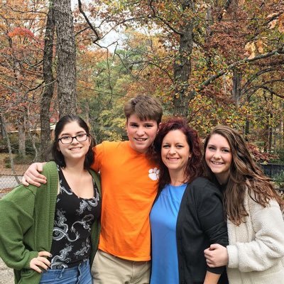 Profile Picture of Elizabeth Parker (@ElizparkParker) on Twitter