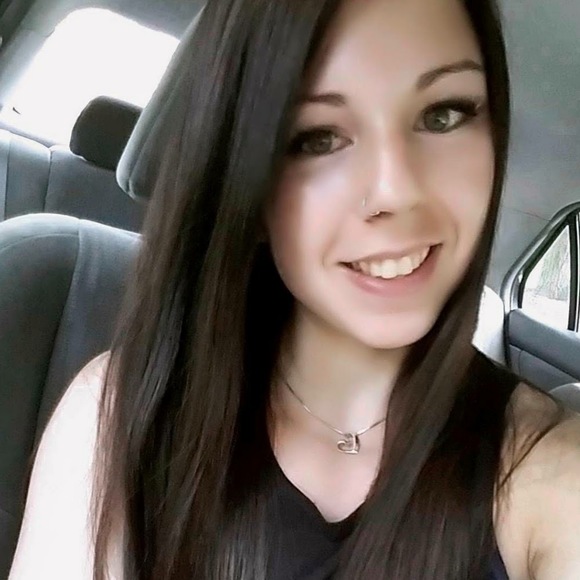 Profile Picture of Allison Mandell (@amandell93) on Poshmark