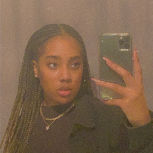 Profile Picture of Z Demyers (@zaridemyers) on Poshmark