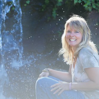 Profile Picture of Connie P. Shoemaker (@kissedbycreator) on Twitter