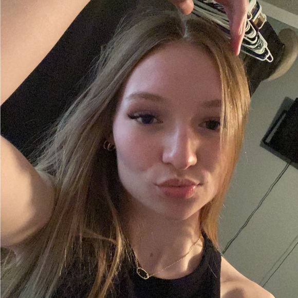 Profile Picture of Jade Roach (@roachjade25) on Poshmark