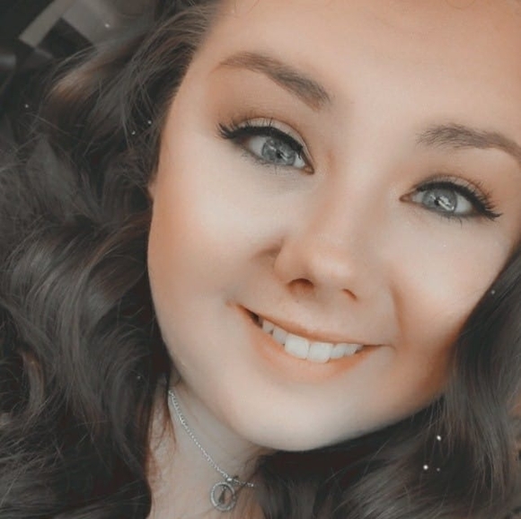 Profile Picture of Brittany Petrosky (@bpetrosky) on Poshmark