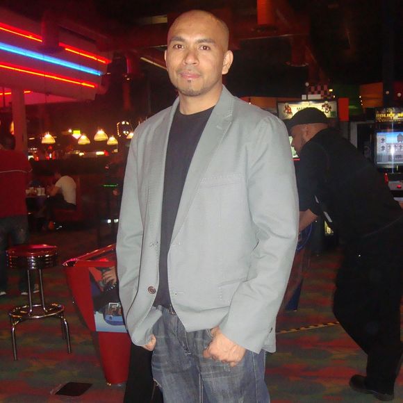 Profile Picture of Rolando Flores (@rolaflores) on Poshmark