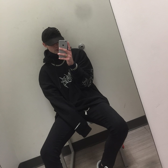 Profile Picture of Andrew Dewees (@sleepyshui) on Poshmark